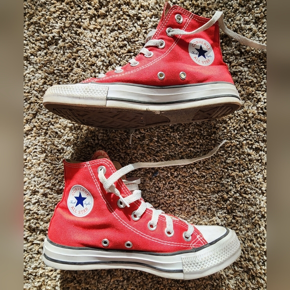 Red High Top Convesre Chuck Taylor All Star - Picture 3 of 8
